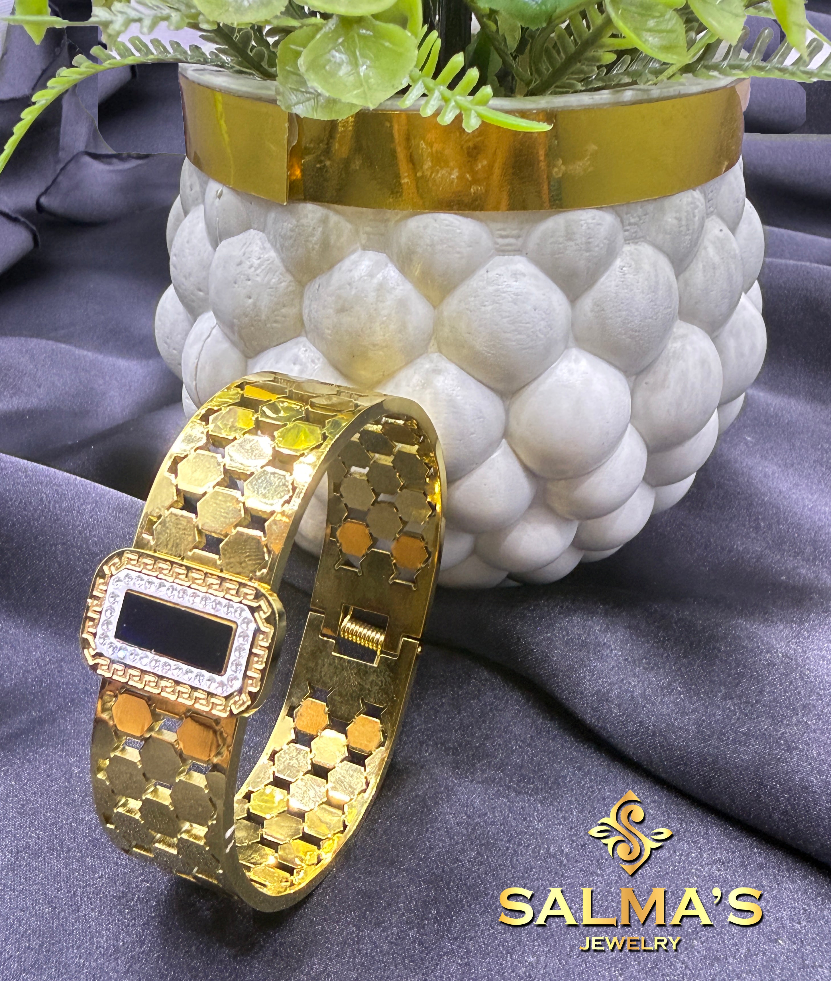 Luxurious Gold-Toned Honeycomb Design Bracelet with Crystal Accents